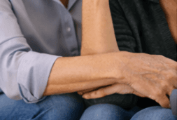 Couple se tenant la main dans un contexte de vente