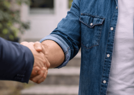 Poignée de main entre agent et vendeur